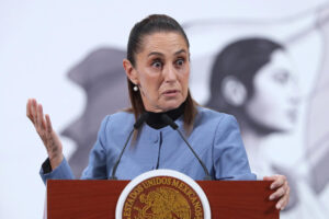 La presidenta de México, Claudia Sheinbaum, participa durante una rueda de prensa este lunes en Palacio Nacional de la Ciudad de México (México). EFE/Mario Guzmán