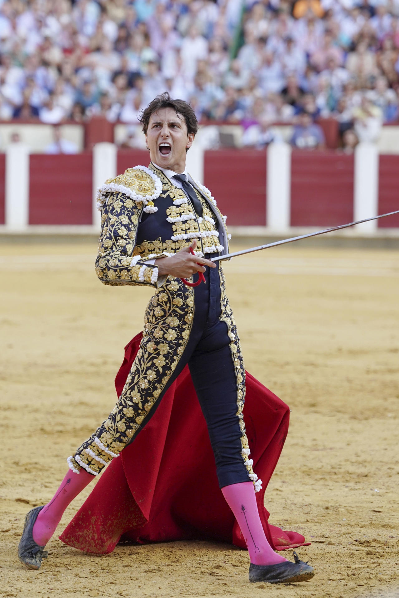 El diestro Roca Rey celebra una tanda de pases al primer toro de su lote, durante la tercera de abono celebrada este viernes en la plaza de toros de Valladolid. EFE/Nacho Gallego