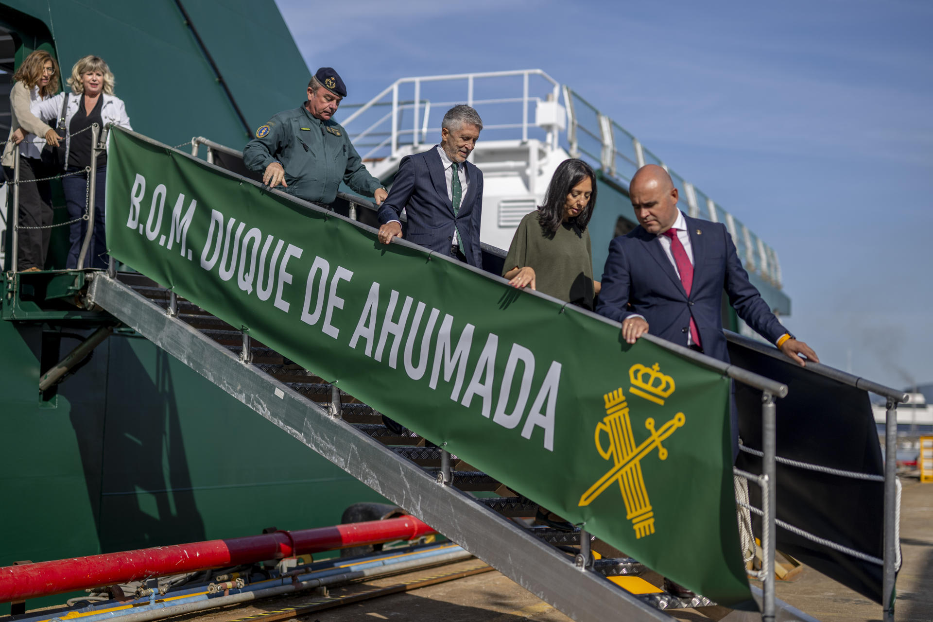 El ministro del interior, Fernando Grande-Marlaska (c) acompañado por el delegado del Gobierno, Pedro Blanco (i) durante su visita al buque oceánico de la Guardia Civil 'Duque de Ahumada', que se incorpora al Grupo Marítimo del Estrecho, en los Astilleros Armón en Vigo. EFE/Brais Lorenzo