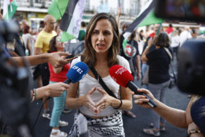 La secretaria general de Podemos, Ione Belarra, en declaraciones a los medios durante la manifestación de este jueves en Madrid para exigir a Israel el fin del "genocidio" en Gaza. EFE/ Rodrigo Jiménez