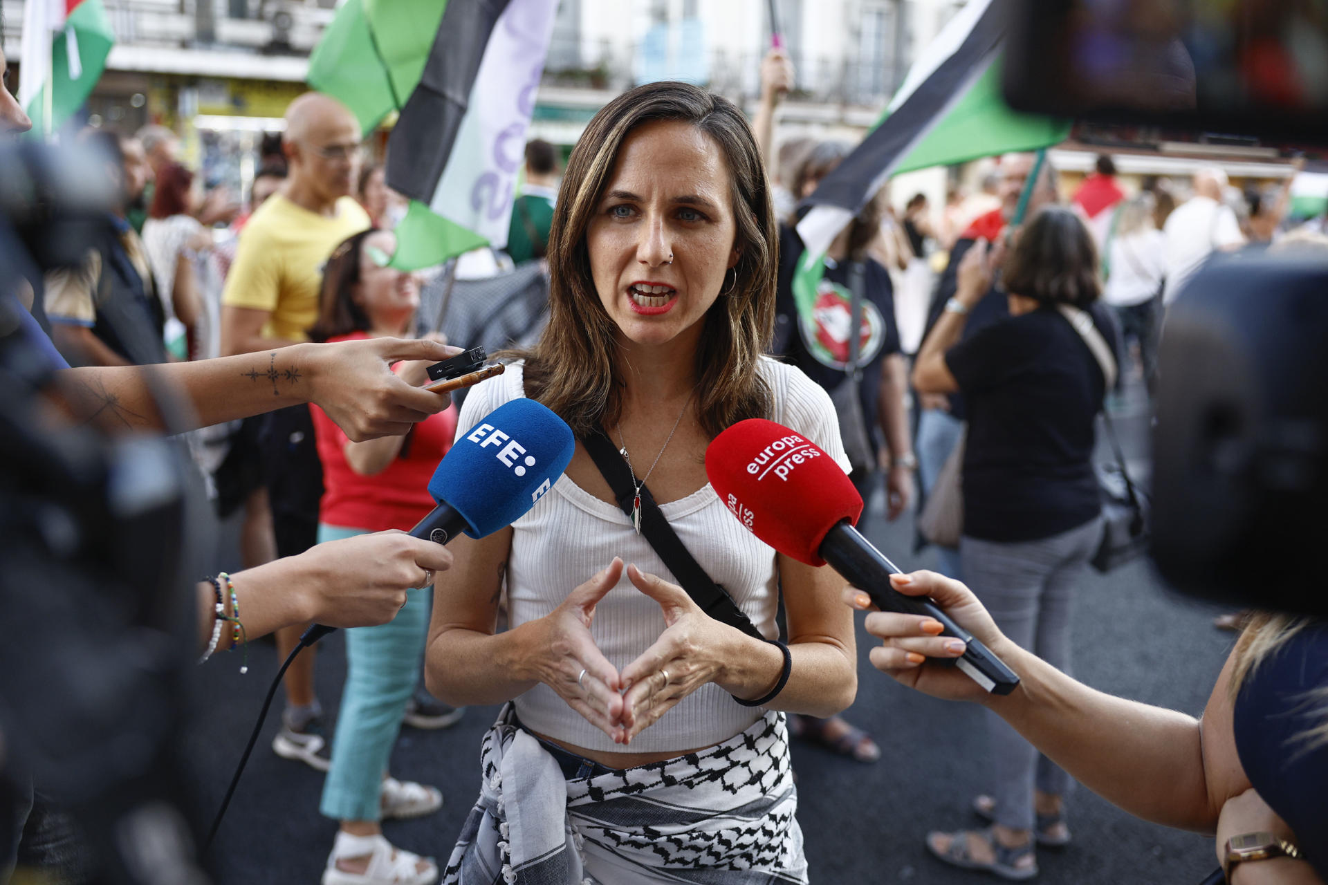 La secretaria general de Podemos, Ione Belarra, en declaraciones a los medios durante la manifestación de este jueves en Madrid para exigir a Israel el fin del "genocidio" en Gaza. EFE/ Rodrigo Jiménez