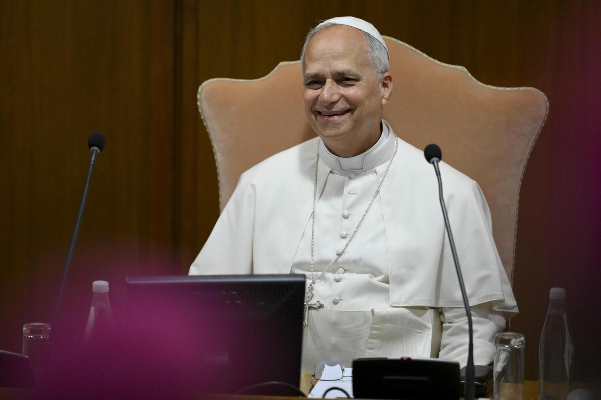 Una imagen facilitada por Vatican Media muestra al Papa León XIV durante un encuentro con los nuevos obispos ordenados este año y los obispos de misión, Ciudad del Vaticano, 11 de septiembre de 2025. (Papa) EFE/EPA/VATICAN MEDIA HANDOUT HANDOUT EDITORIAL USE ONLY/NO SALES