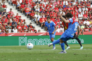 El delantero argentino del Atlético de Madrid Julián Álvarez (d) en acción este domingo, durante el partido de la jornada 5 de LaLiga EA SPorts, entre el Real Mallorca y el Atlético de Madrid, que se disputa en el estadio de Son Moix de Palma de Mallorca. EFE/ CATI CLADERA