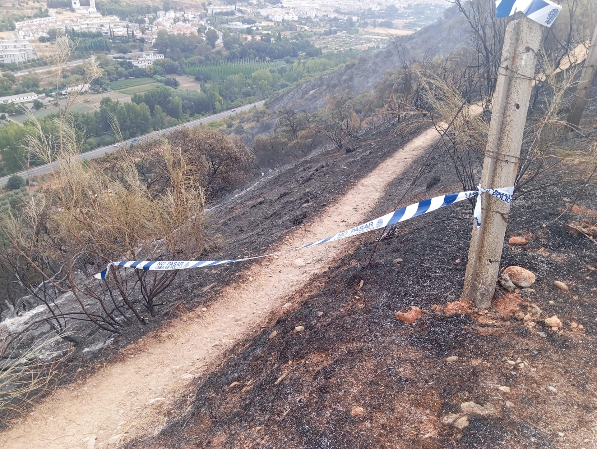 La Unidad de Policía Nacional Adscrita a la Comunidad Autónoma de Andalucía y los agentes de Medio Ambiente de la Brigada de Investigación de Incendios Forestales (BIIF) han llevado ante la Fiscalía a tres menores como presuntos autores del incendio forestal ocurrido en Granada el pasado 23 de agosto y que se habría originado con un mechero. EFE/ Junta De Andalucía SOLO USO EDITORIAL/SOLO DISPONIBLE PARA ILUSTRAR LA NOTICIA QUE ACOMPAÑA (CRÉDITO OBLIGATORIO)
