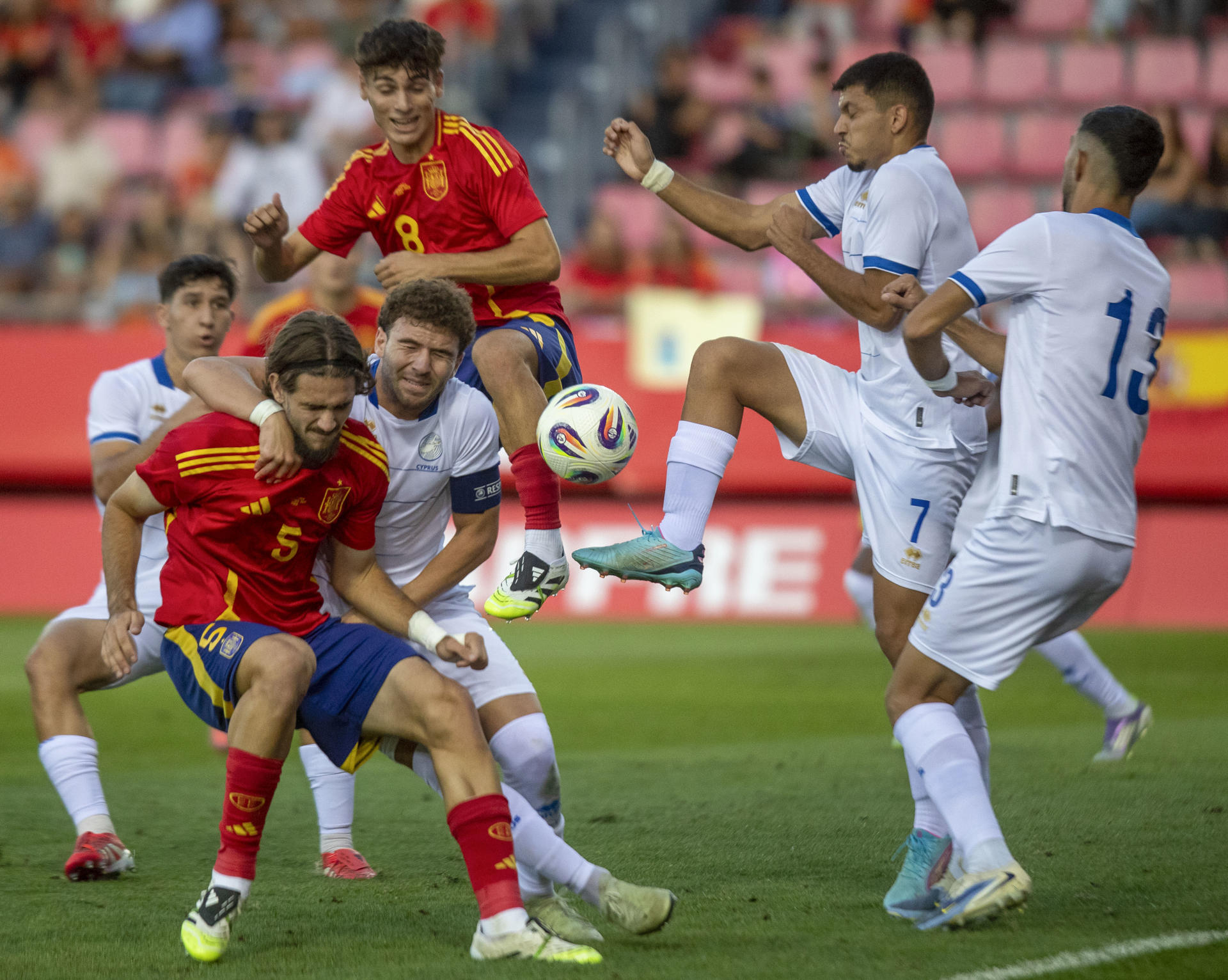Jugadores de la selecciones de España y Chipre sub 21 disputan un balón durante el encuentro de clasificación para el Europeo 2027 que disputan hoy viernes en el estadio de Los Pajaritos, en Soria. EFE / Wifredo García.