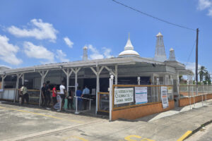 Fotografía que muestra un centro de votación este lunes, en Georgetown (Guyana). EFE/ Nazima Raghubir