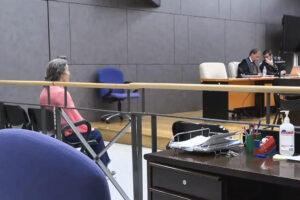 Un momento del juicio que se sigue contra una enfermera del ambulatorio de Kabieces en Santurtzi (Bizkaia), que simulaba vacunar a los niños, pero que en realidad no lo hacía, este lunes. EFE/Jon Garai