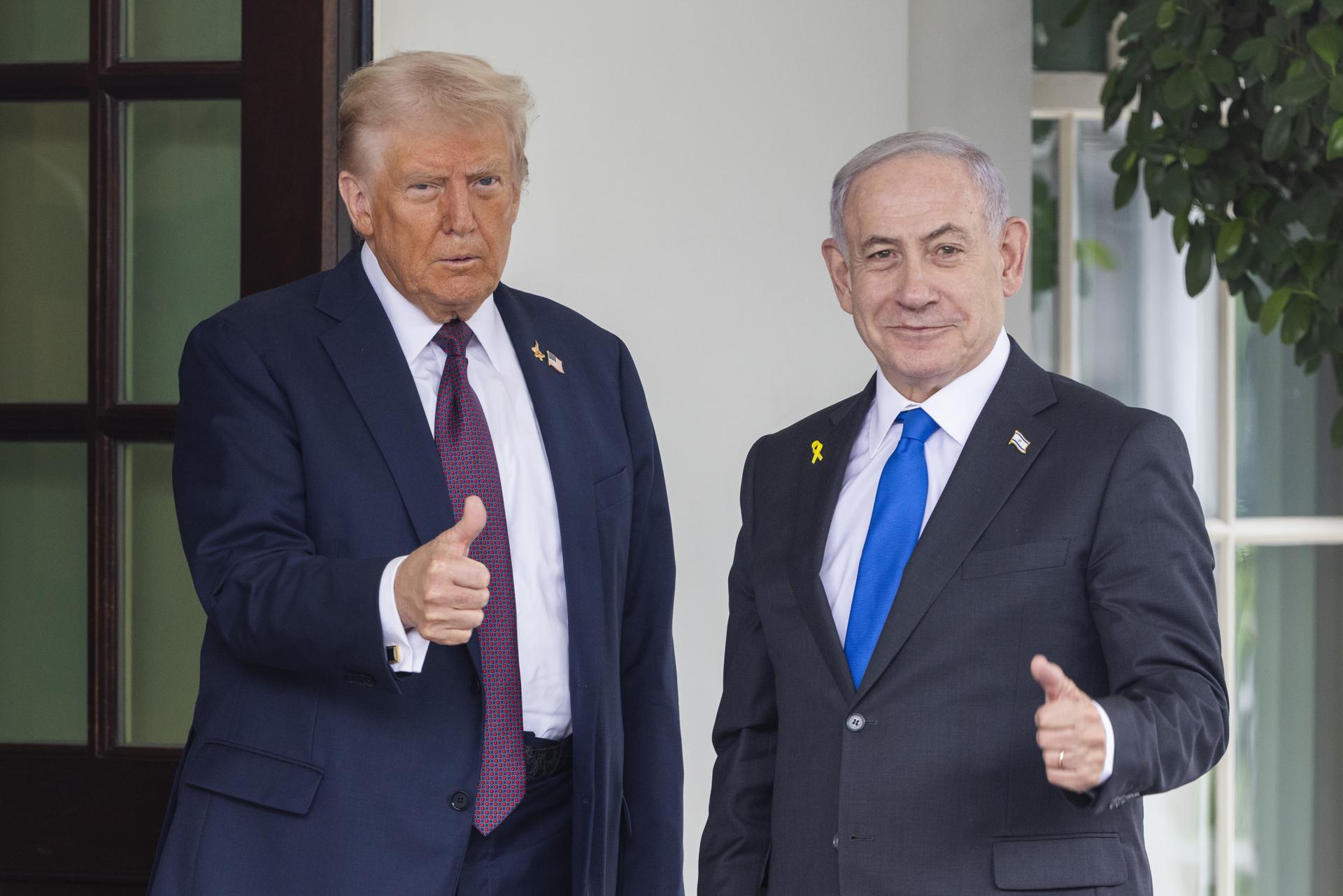 El presidente de Estados Unidos, Donald Trump (i), saluda al primer ministro de Israel, Benjamin Netanyahu (d), a su llegada al Ala Oeste de la Casa Blanca en Washington, DC, EE.UU. EFE/WILL OLIVER
