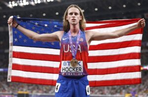 El atleta estadounidense Cole Hocker gana la final de 5000m masculino en el Campeonato Mundial de Atletismo 2025 en Tokio, Japón. EFE/EPA/KIYOSHI OTA
