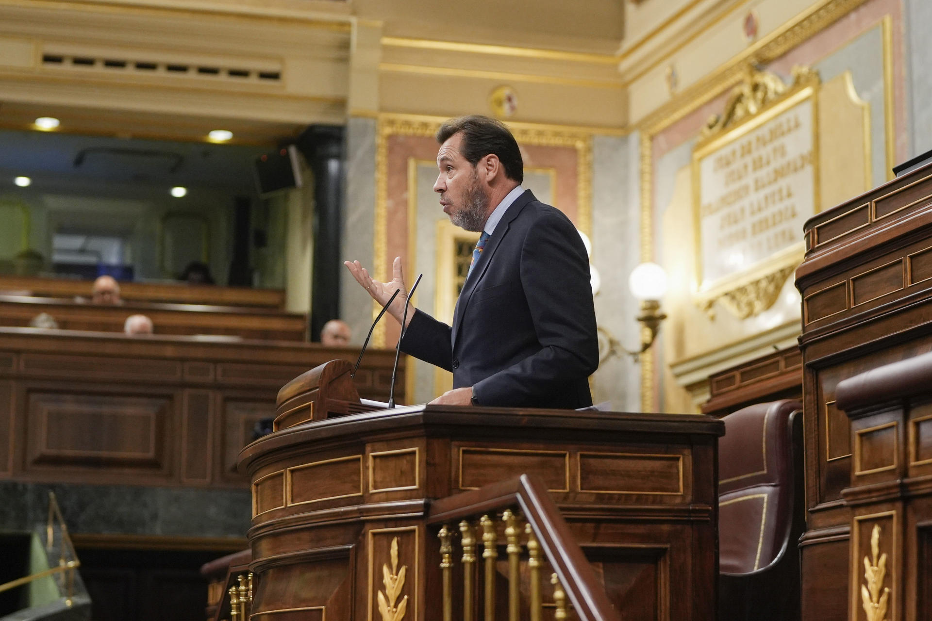 El ministro de Transportes y Movilidad Sostenible Óscar Puente, durante el pleno del Congreso de los Diputados celebrado este miércoles en Madrid. EFE/ Borja Sánchez-Trillo