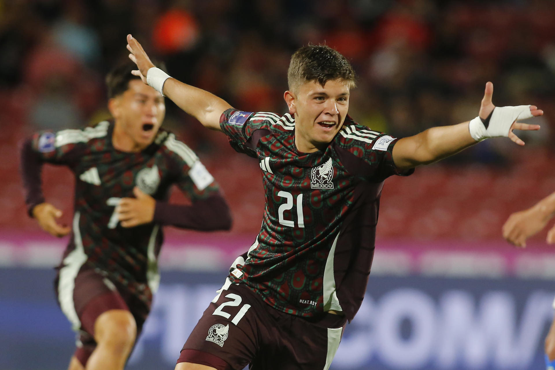 Tahiel Jiménez, de México, celebra un gol en un partido del grupo C de la Copa Mundial Sub-20 entre Brasil y México en el estadio Nacional en Santiago (Chile). EFE/Esteban Garay
