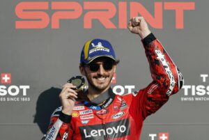 El piloto italiano del equipo Ducati Lenovo Francesco Bagnaia celebra la victoria de la carrera 'sprint' del Gran Premio de Motociclismo de Japón en Motegi. EFE/EPA/FRANCK ROBICHON