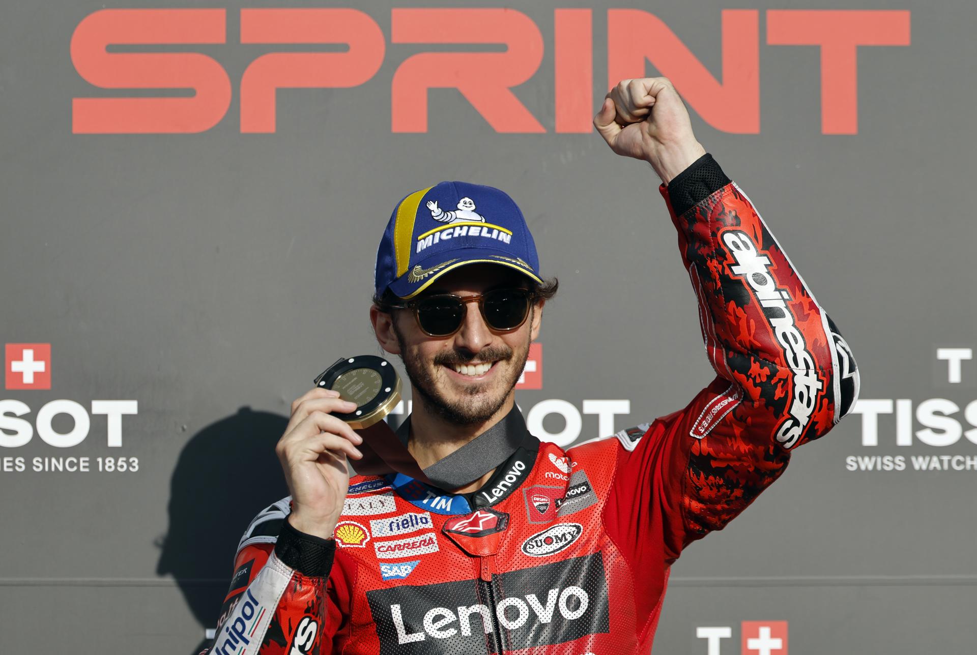 El piloto italiano del equipo Ducati Lenovo Francesco Bagnaia celebra la victoria de la carrera 'sprint' del Gran Premio de Motociclismo de Japón en Motegi. EFE/EPA/FRANCK ROBICHON