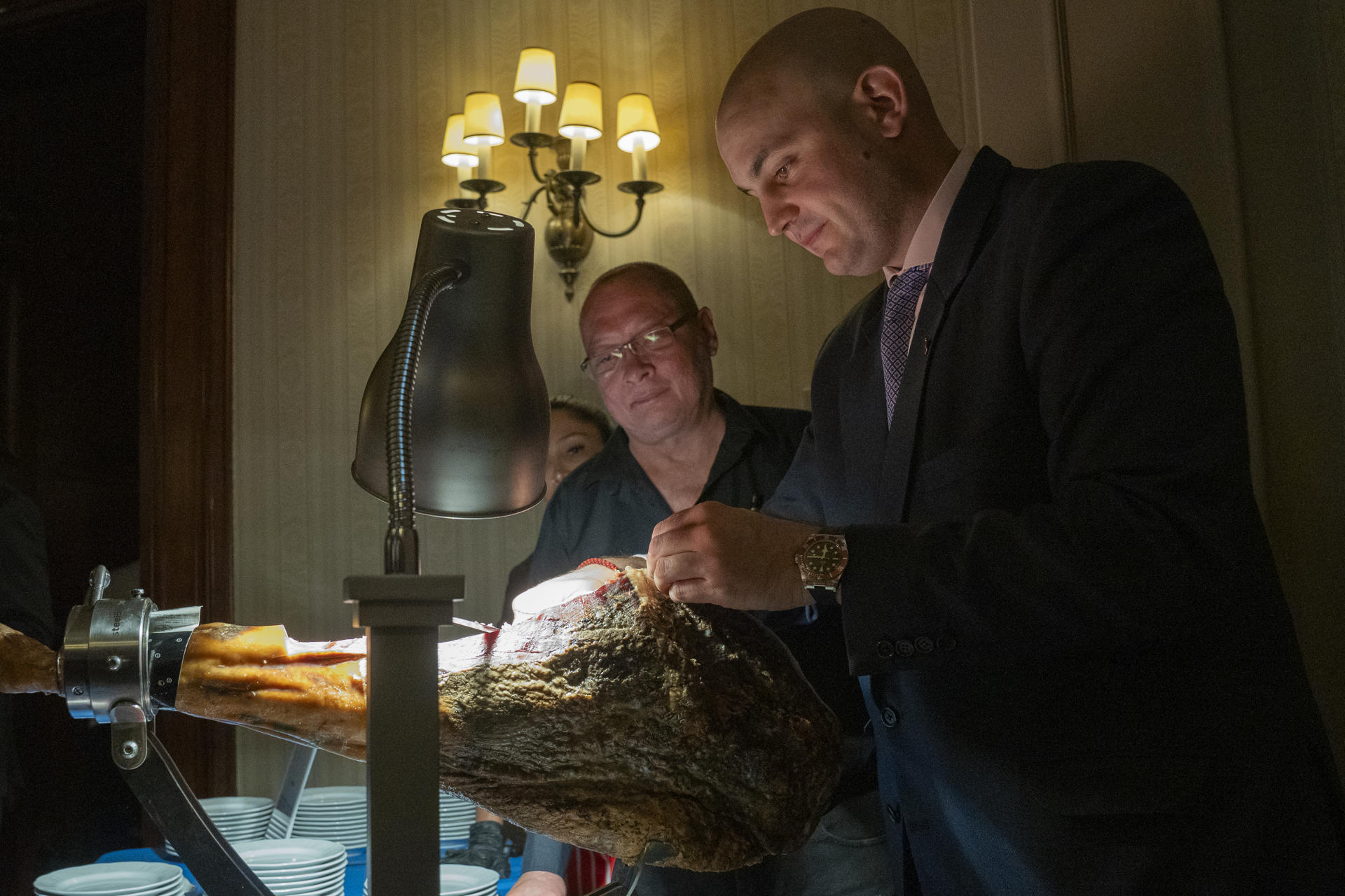 El gestor de marca de jamón iberico Joselito, José Gómez, hace una demostración del corte de jamón durante los premios a la excelencia gastronómica este miércoles, en Nueva York (Estados Unidos). EFE/ Ángel Colmenares
