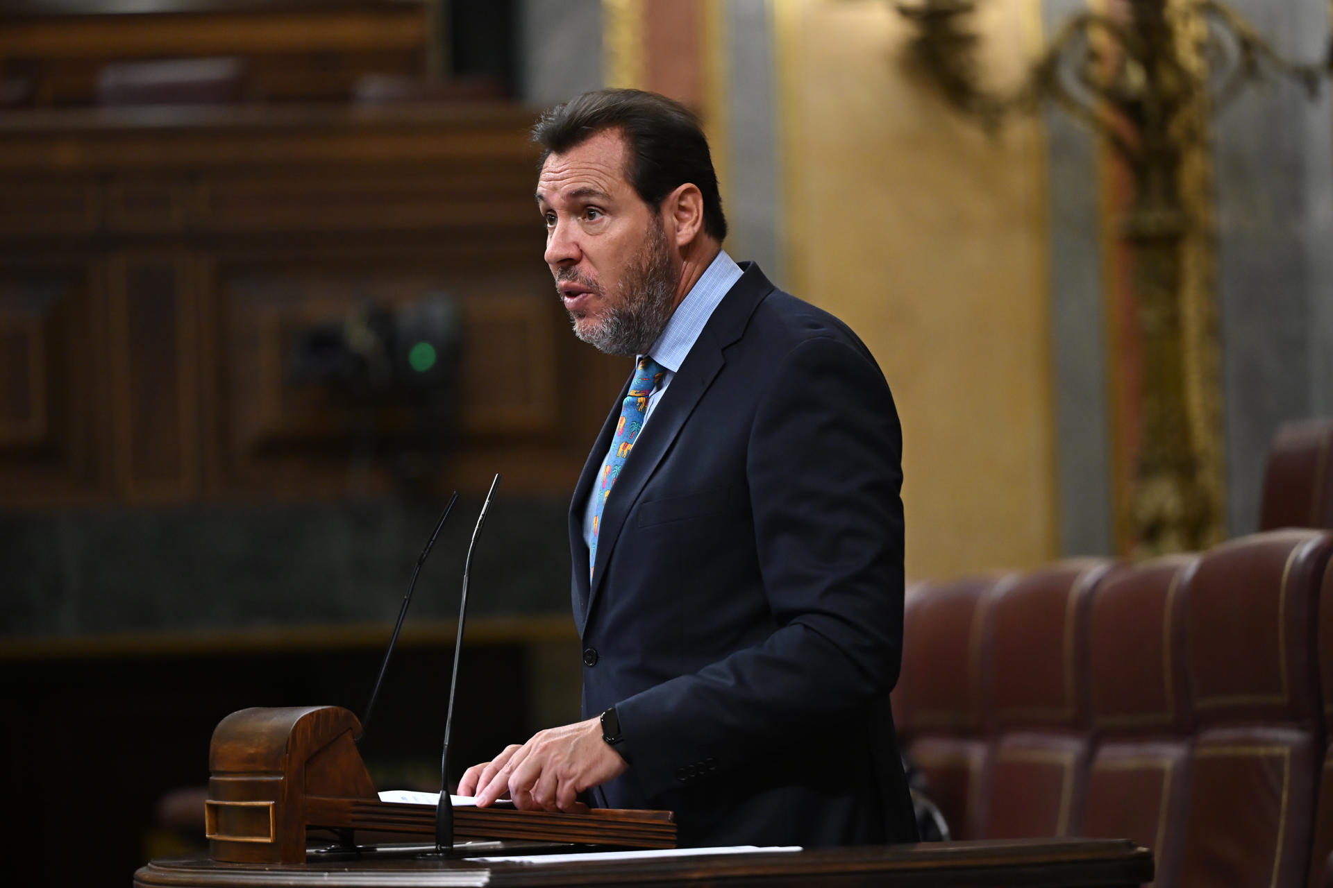 El ministro de Transportes y Movilidad Sostenible, Óscar Puente, interviene en el Congreso de los Diputados en Madrid, este miércoles, durante la sesión plenaria. EFE/ Fernando Villar
