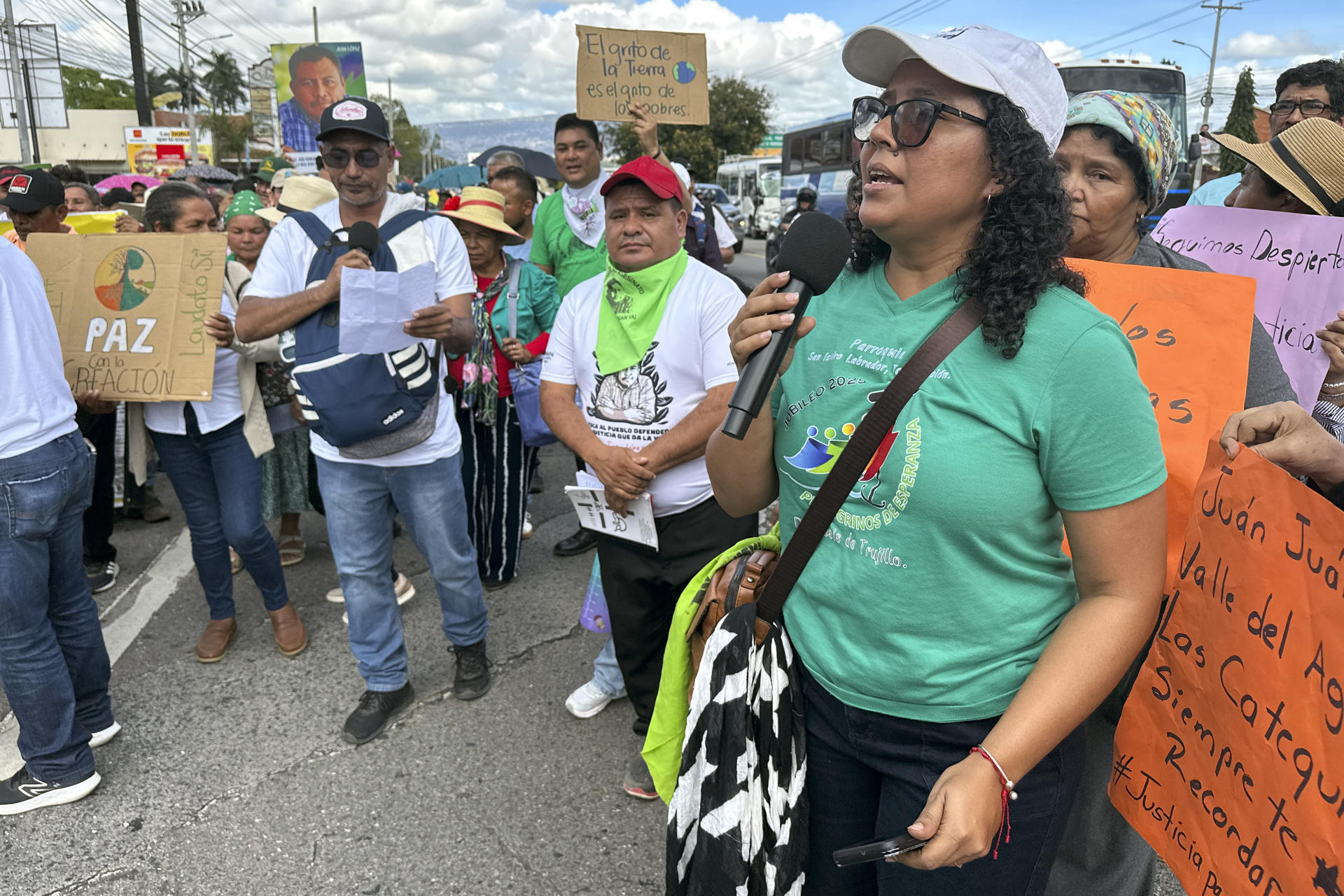La integrante de la parroquia San Isidro, del Comité de Bienes Comunes y Públicos de Tocoa y de la Comisión Nacional de Ecología Integral, Roxana Romero (d), habla durante una entrevista con EFE este 13 de septiembre de 2025, en Tegucigalpa (Honduras). EFE/Germán Reyes