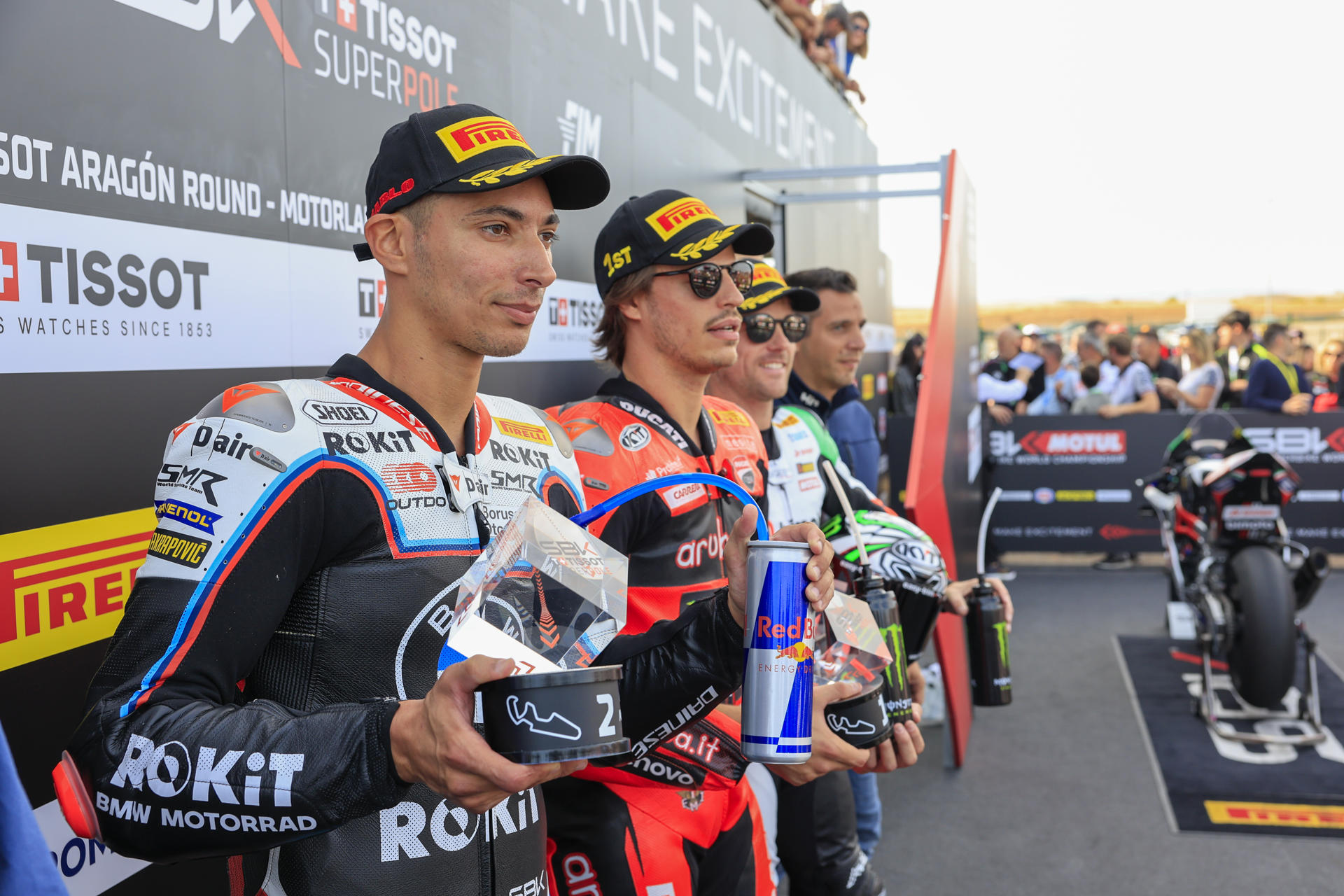 El piloto turco Toprak Razgatlioglu (ROKiT BMW Motorrad WorldSBK Team) (i), el italiano Nicolo Bulega (Aruba.it Racing - Ducati) (2i) y el británico Alex Lowes (bimota by Kawasaki Racing Team) (3i) en el podio de la carrrera de la Tissot Superpole de SBK del Campeonato del Mundo de Superbikes que se celebra en el circuito turolense de Motorland Alcañiz. EFE/Javier Cebollada