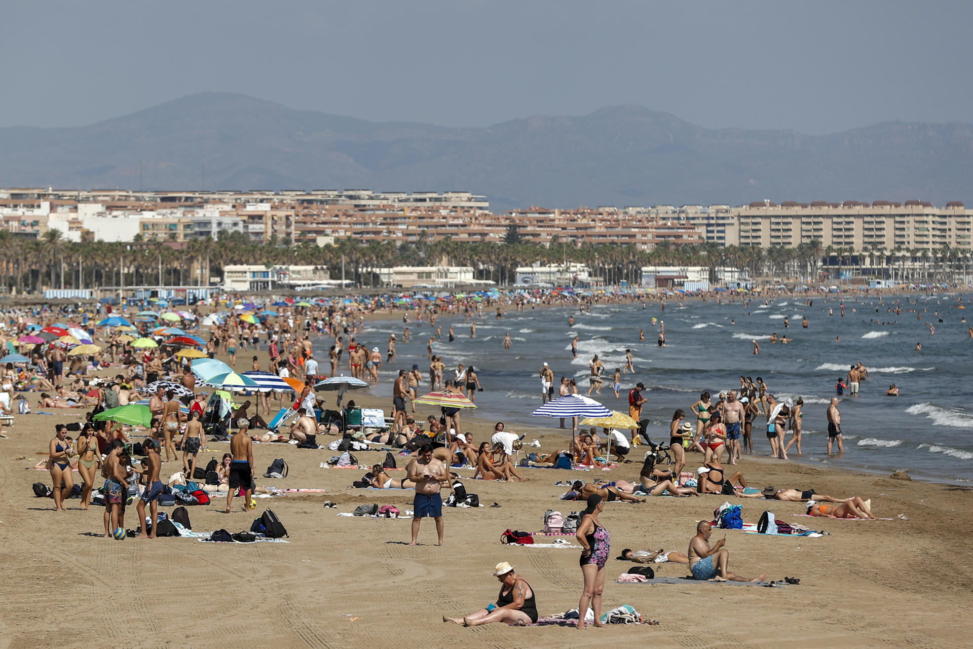 Vista general de la playa de la Malvarrosa durante este lunes. EFE/Manuel Bruque