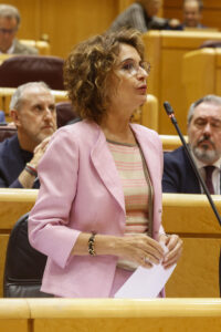 La vicepresidenta primera del Gobierno, María Jesús Montero, interviene durante la sesión de control al Gobierno celebrada este martes por el pleno del Senado. EFE/ J.P.Gandul