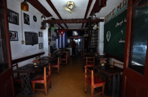 Fotografía que muestra el interior de un restaurante privado sin electricidad este miércoles, en La Habana (Cuba). EFE/ Ernesto Mastrascusa