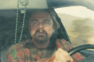 Fotograma de la película 'Una batalla tras otra' en la que aparece su protagonista, el actor estadounidense Leonardo DiCaprio. EFE/Warner Bros