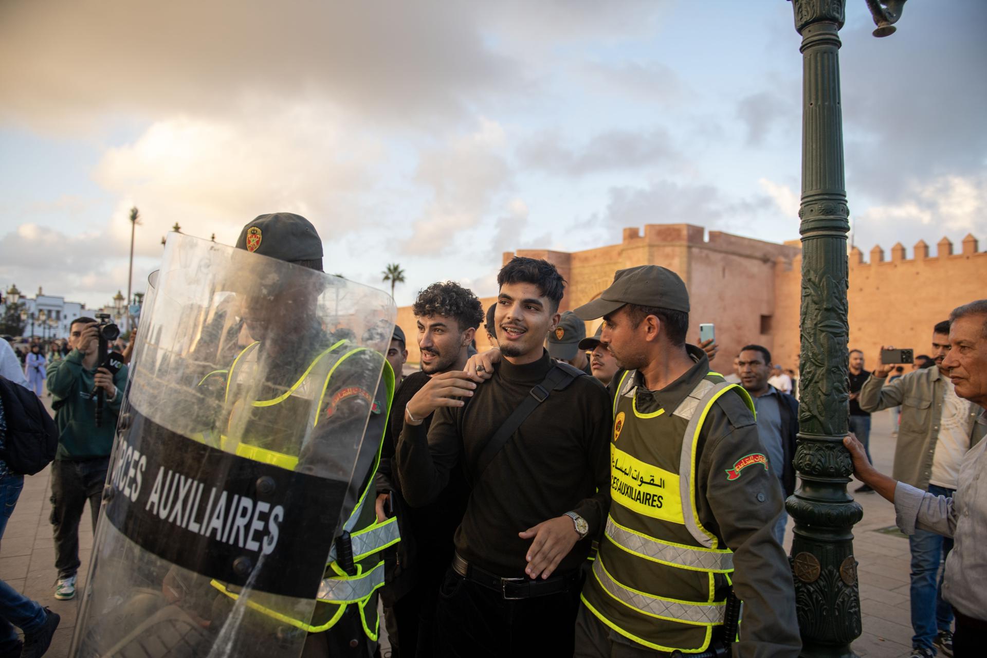 La policía arresta a personas durante una manifestación en Rabat, Marruecos, el 29 de septiembre de 2025. EFE/JALAL MORCHIDI
