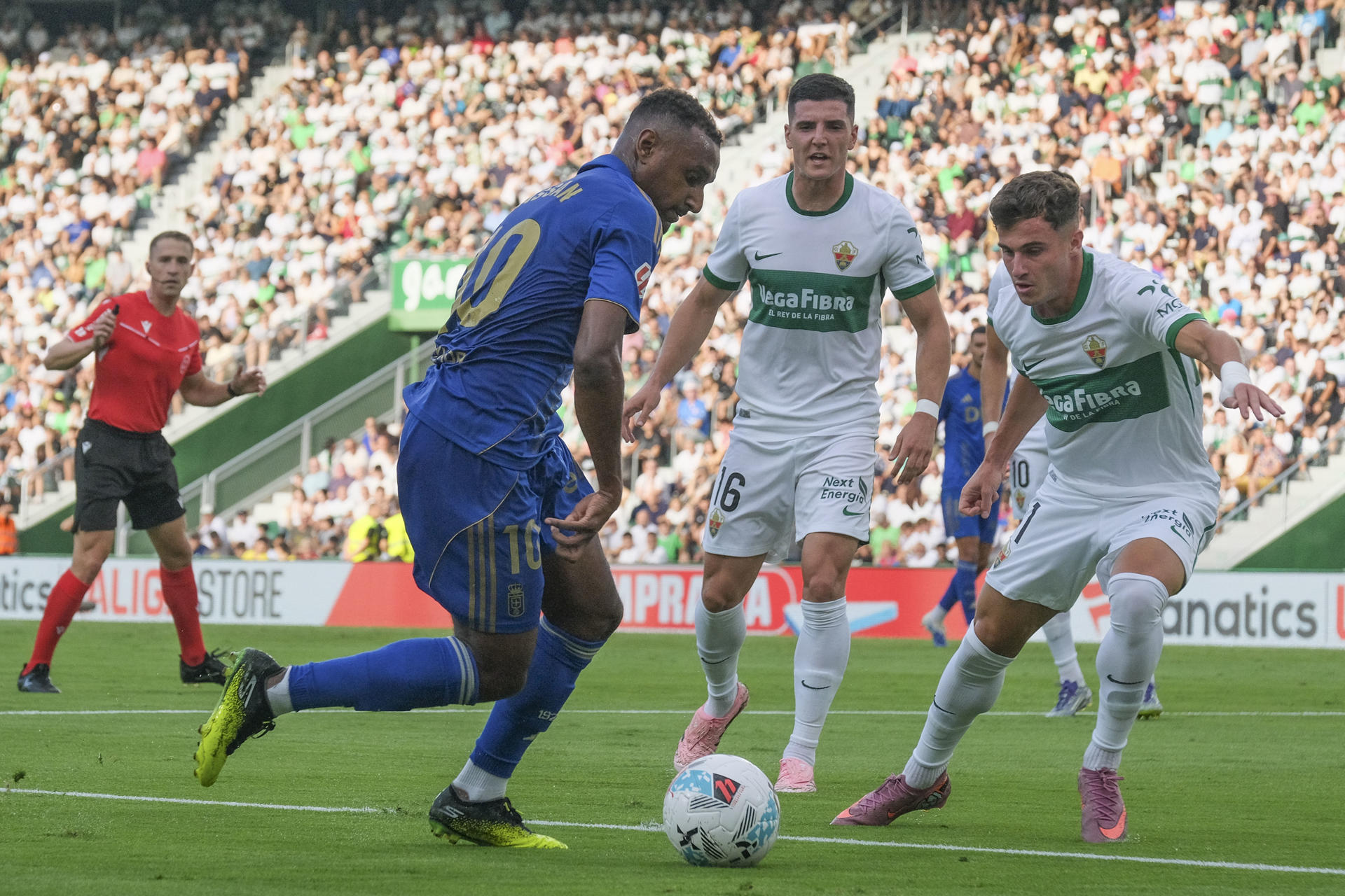 El centrocampista francés del Oviedo Haissem Hassan (i) intenta superar a German Valera (d), del Elche, durante el partido de la quinta jornada de LaLiga que Elche CF y Real Oviedo disputaron en el estadio Martínez Valero. EFE/ Pablo Miranzo.