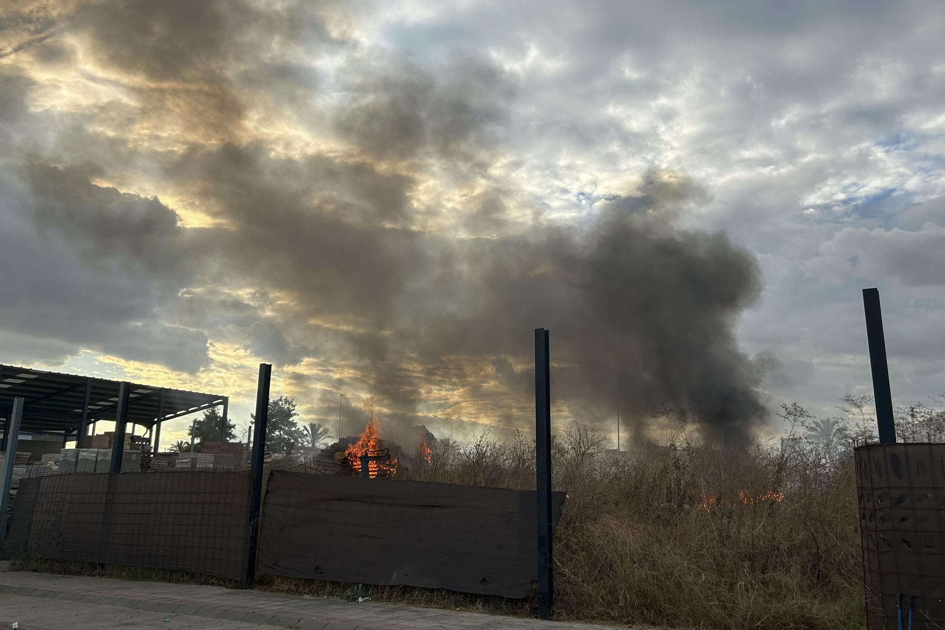 Un incendio afecta desde poco antes de las 19:00 horas de este lunes a un almacén de materiales de construcción en Palomares del Río (Sevilla), sin que haya personas afectadas, según ha informado el servicio Emergencias 112 Andalucía. EFE/Fermín Cabanillas
