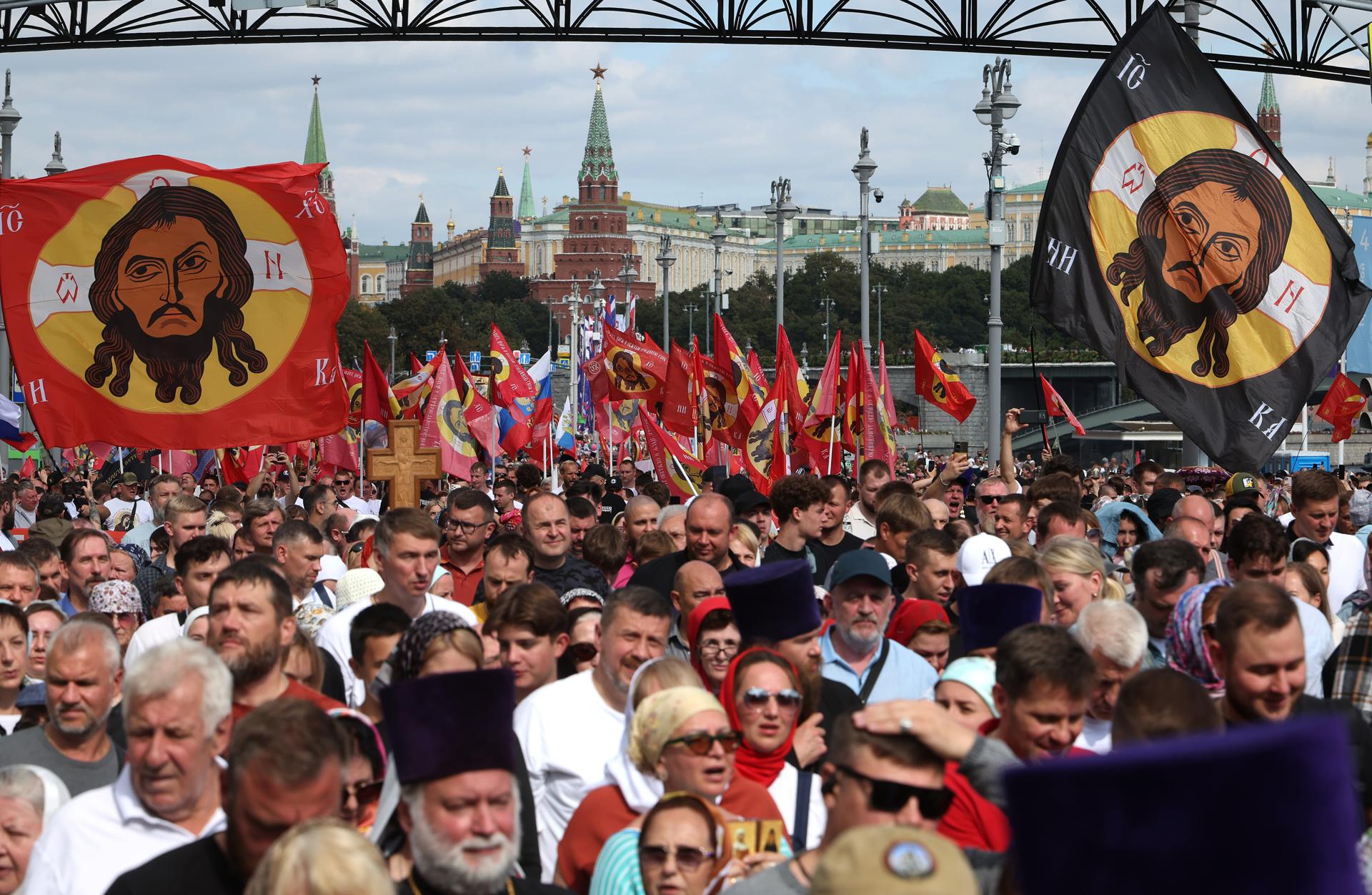 Los creyentes ortodoxos rusos participan en una procesión religiosa por toda Moscú desde la Catedral de Cristo Salvador hasta el Convento de Novodevichy como parte de las celebraciones del Consejo de los Santos de Moscú, en Moscú, Rusia, 07 de septiembre de 2025. La procesión contó con la participación de miles de personas. (Rusia, Moscú) EFE/EPA/MAXIM SHIPENKOV