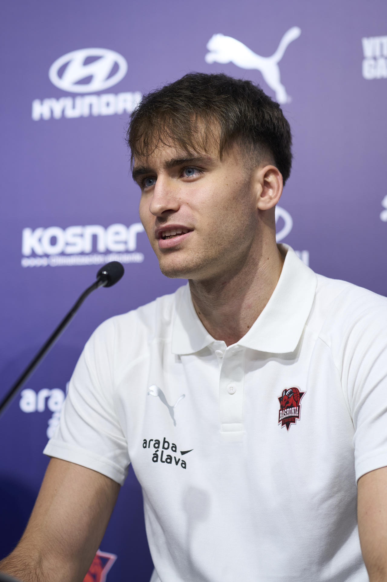 El base catalán Rafa Villar durante su presentación este lunes en Vitoria como nuevo jugador del Baskonia, procedente del Lleida. EFE/ADRIAN RUIZ HIERRO