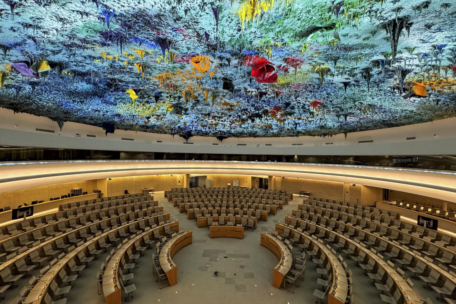La Sala XX en la sede europea de la ONU, famosa por su cúpula del artista balear Miquel Barceló, cierra sus puertas a partir de este lunes, durante al menos dos años, debido a las obras de remodelación del edificio, que obligarán a tomar medidas de seguridad para proteger la obra de arte. EFE/ Antonio Broto
