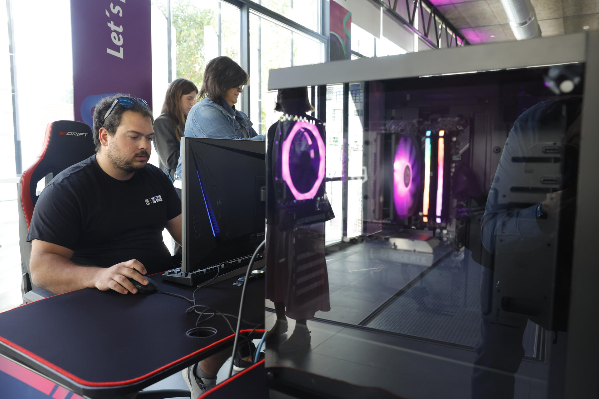 Asistentes al Madrid In Game Campus del Videojuego Experience Center en Madrid, este viernes. EFE/Zipi
