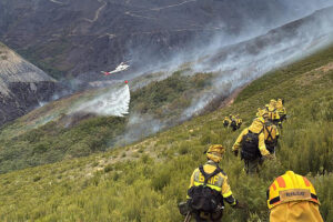 Incendio de Carballeda de Valdeorras, en Ourense. Los incendios forestales declarados este fin de semana en zonas del norte de la península muestran evoluciones diferentes. El de Carballeda de Valdeorras (Ourense), con 500 hectáreas quemadas, sigue activo y el viento dificulta su extinción, mientras el de Urraúl Alto (Navarra) está estabilizado y el de Castromil (Zamora) prácticamente petrimetrado. EFE/ BRIF Tabuyo SOLO USO EDITORIAL/SOLO DISPONIBLE PARA ILUSTRAR LA NOTICIA QUE ACOMPAÑA (CRÉDITO OBLIGATORIO)