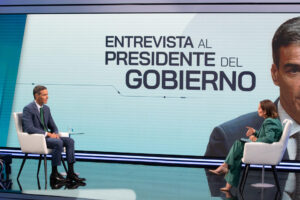 El presidente del Gobierno Pedro Sánchez, acompañado por la periodista Pepa Bueno, durante la entrevista que concede a RTVE, este lunes en Madrid. EFE/RTVE SOLO USO EDITORIAL / SOLO USO DISPONIBLE PARA ILUSTRAR LA NOTICIA QUE ACOMPAÑA/ (CRÉDITO OBLIGATORIO)