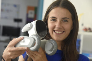 La joven oscense Valeria Corrales posa con su robot 'Luna' durante una entrevista concedida a la Agencia EFE en Huesca. EFE/Javier Blasco
