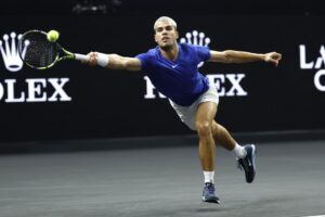 El español Carlos Alcaraz, del Equipo Europa, en acción contra el estadounidense Taylor Fritz, del Equipo Mundo, durante el Día 2 de la Copa Laver en San Francisco, California (Estados Unidos). EFE/JOHN G. MABANGLO