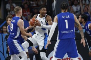 El pívot griego Giannis Antetokounmpo (C) en acción durante el partido por el tercer puesto que han jugado Grecia y Finalndia en Riga, Letonia. EFE/EPA/TOMS KALNINS