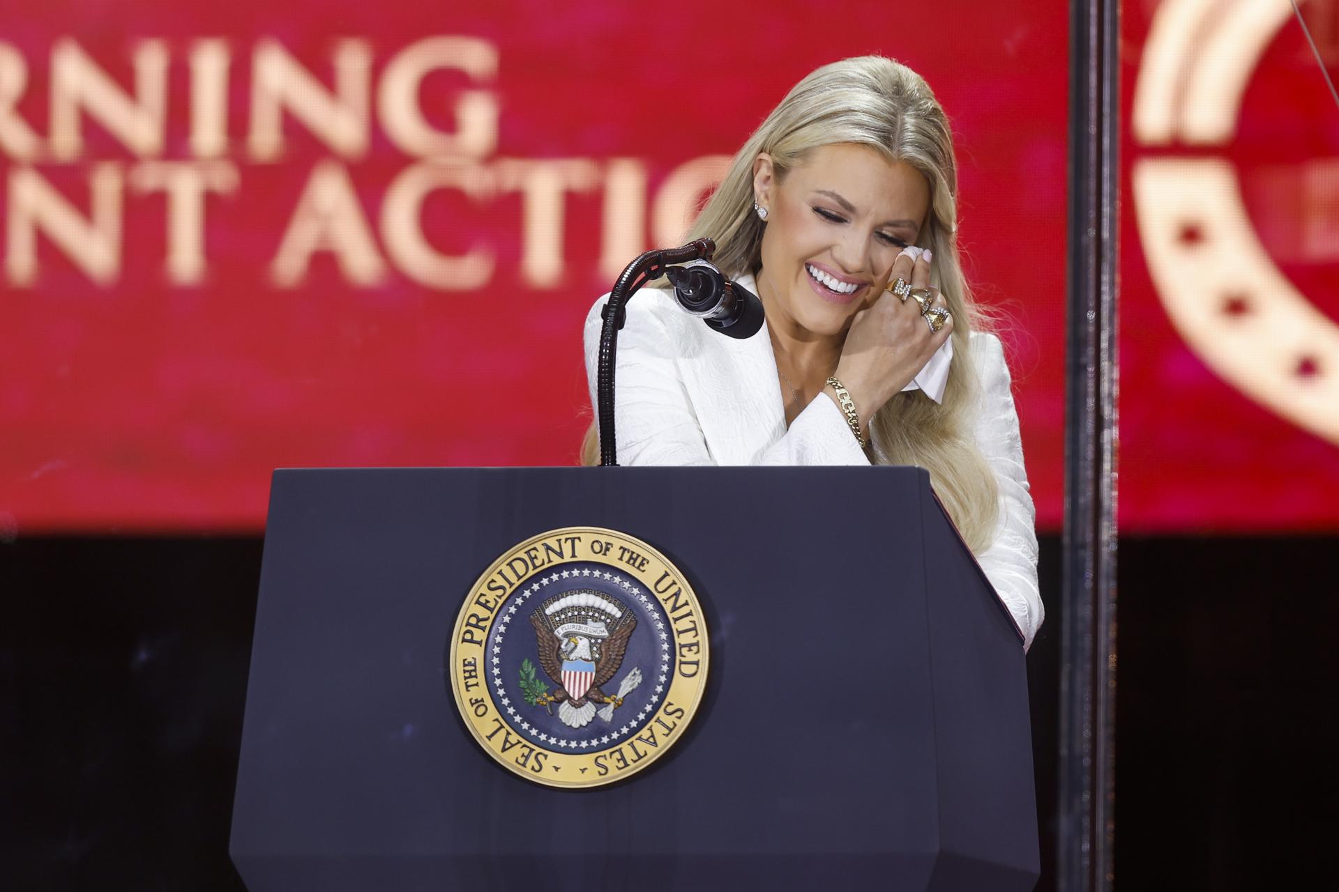 Erika Kirk, esposa de Charlie Kirk, habla durante el servicio conmemorativo público del activista político Charlie Kirk en el State Farm Stadium en Glendale, Arizona. EFE/EPA/CAROLINE BREHMAN
