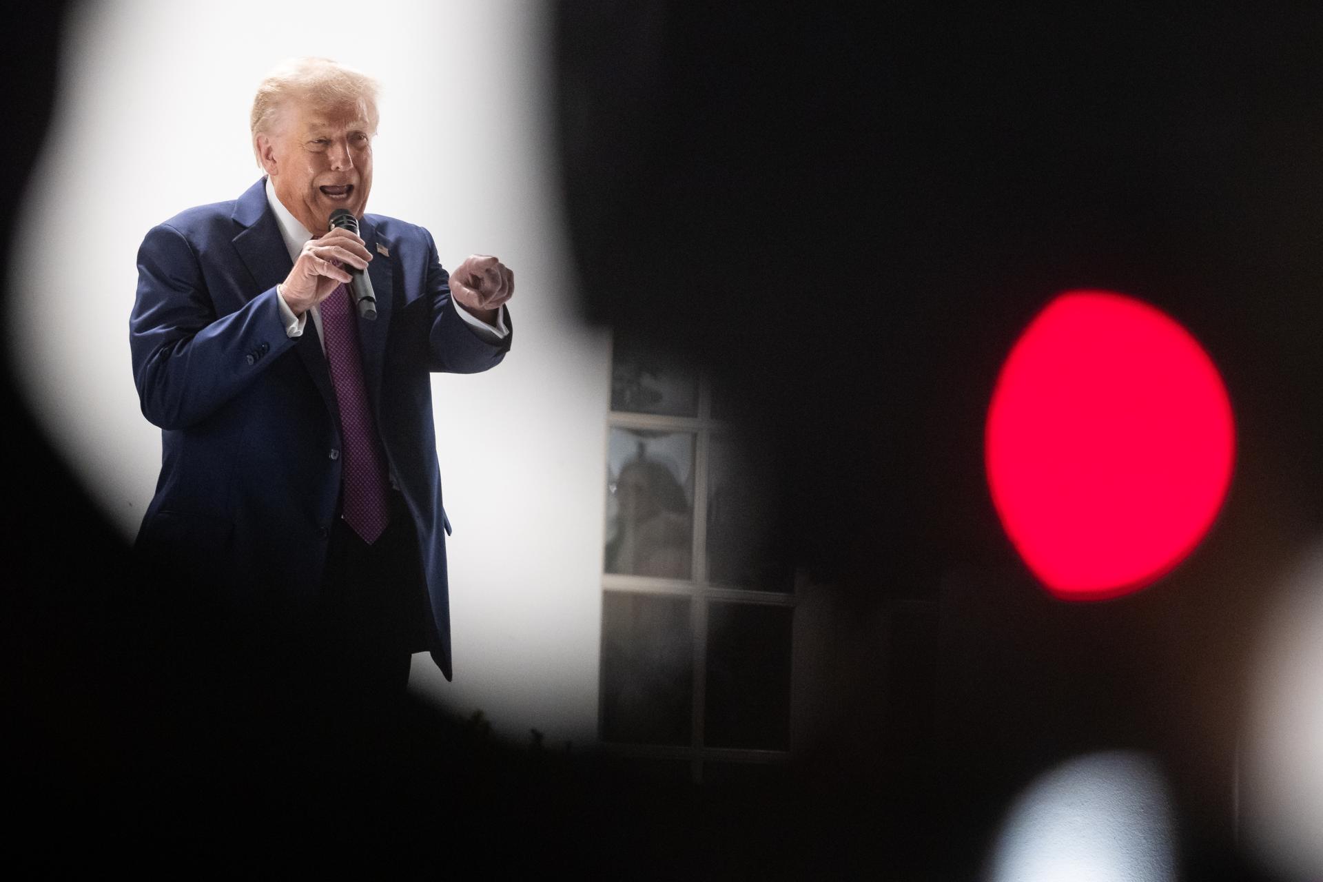 El presidente Donald Trump habla mientras ofrece una cena para miembros de su administración y del Congreso en el recién renovado Jardín de las Rosas de la Casa Blanca, en Washington (EE.UU.). EFE/EPA/FRANCIS CHUNG / / POOL
