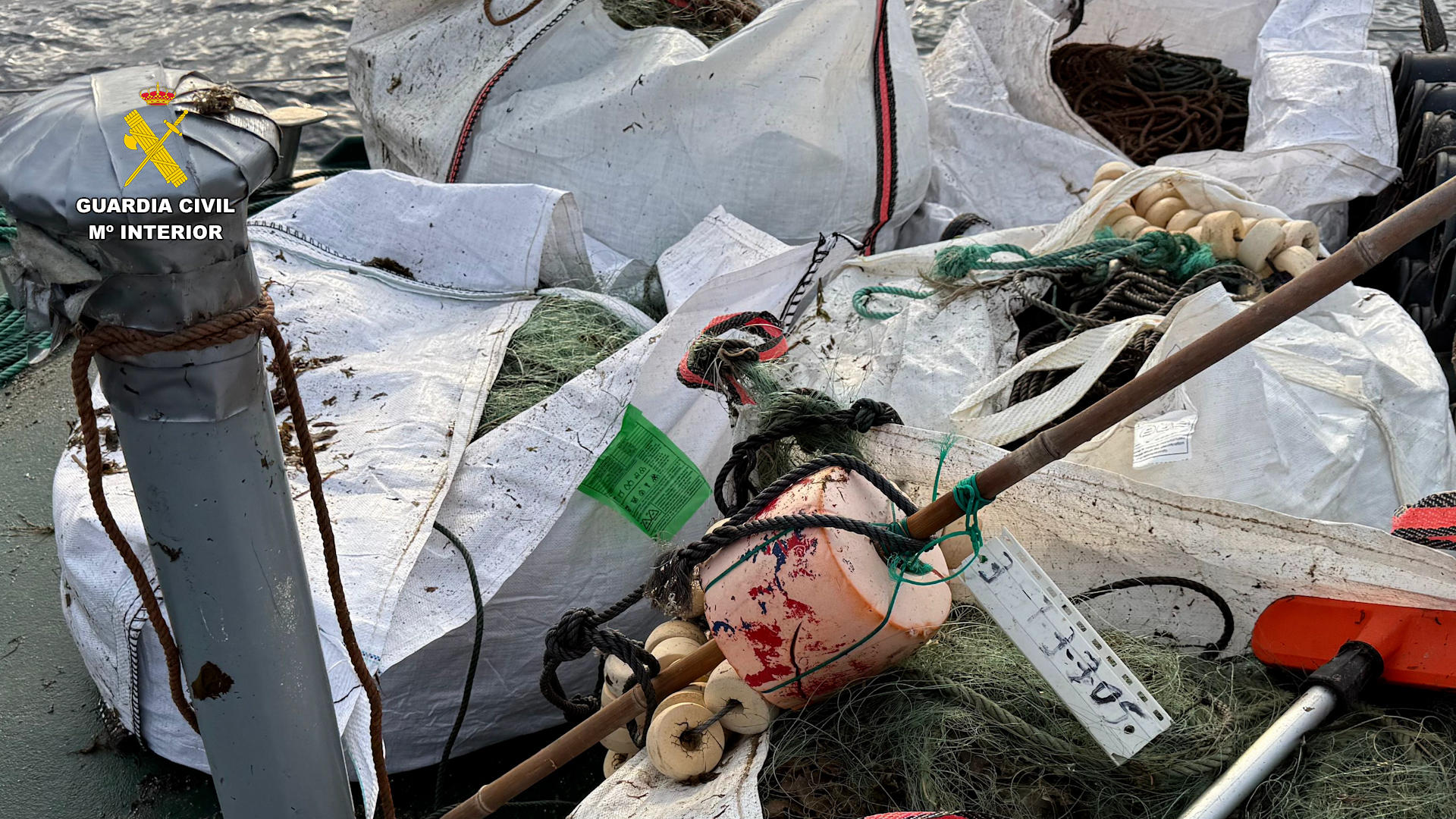 La Guardia Civil se ha incautado de 51 nasas ilegales en aguas exteriores, así como de una red de pesca de cerca de un kilómetro de longitud en aguas interiores de la bahía que une las localidades cántabras de Santoña con Laredo. El hallazgo lo llevaron a cabo, los pasados días 25 y 26 de agosto, guardias civiles de los Servicios Marítimos Provinciales de Bizkaia y Cantabria dentro de un dispositivo conjunto en aguas de la bahía de Santoña con el objetivo de detectar y retirar artes de pesa ilegales. EFE/Guardia Civil / SOLO USO EDITORIAL/SOLO DISPONIBLE PARA ILUSTRAR LA NOTICIA QUE ACOMPAÑA (CRÉDITO OBLIGATORIO)