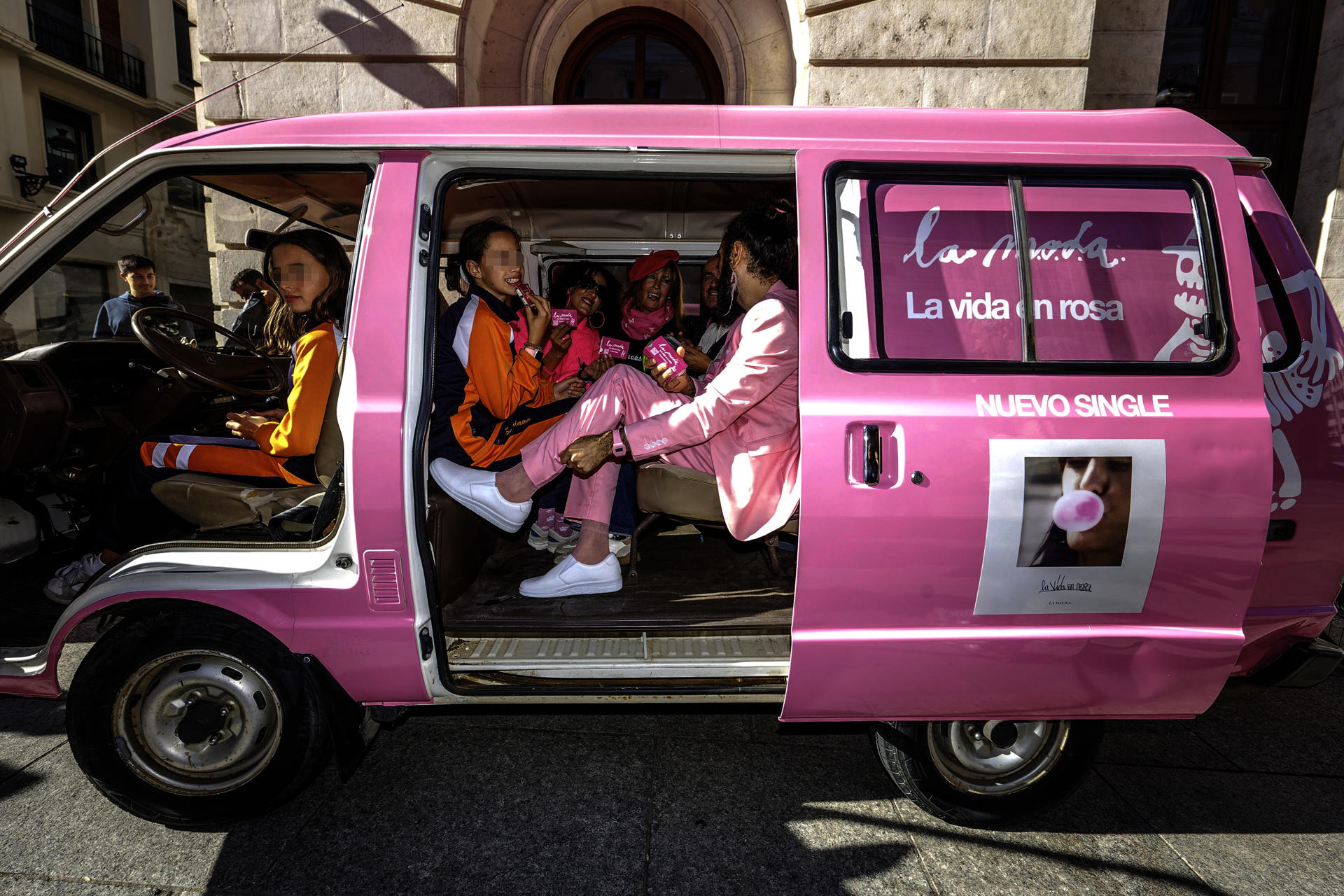 El grupo de música La MODA ha puesto una furgoneta este miércoles en Burgos, donde se puede escuchar una canción de su próximo disco. EFE/Santi Otero
