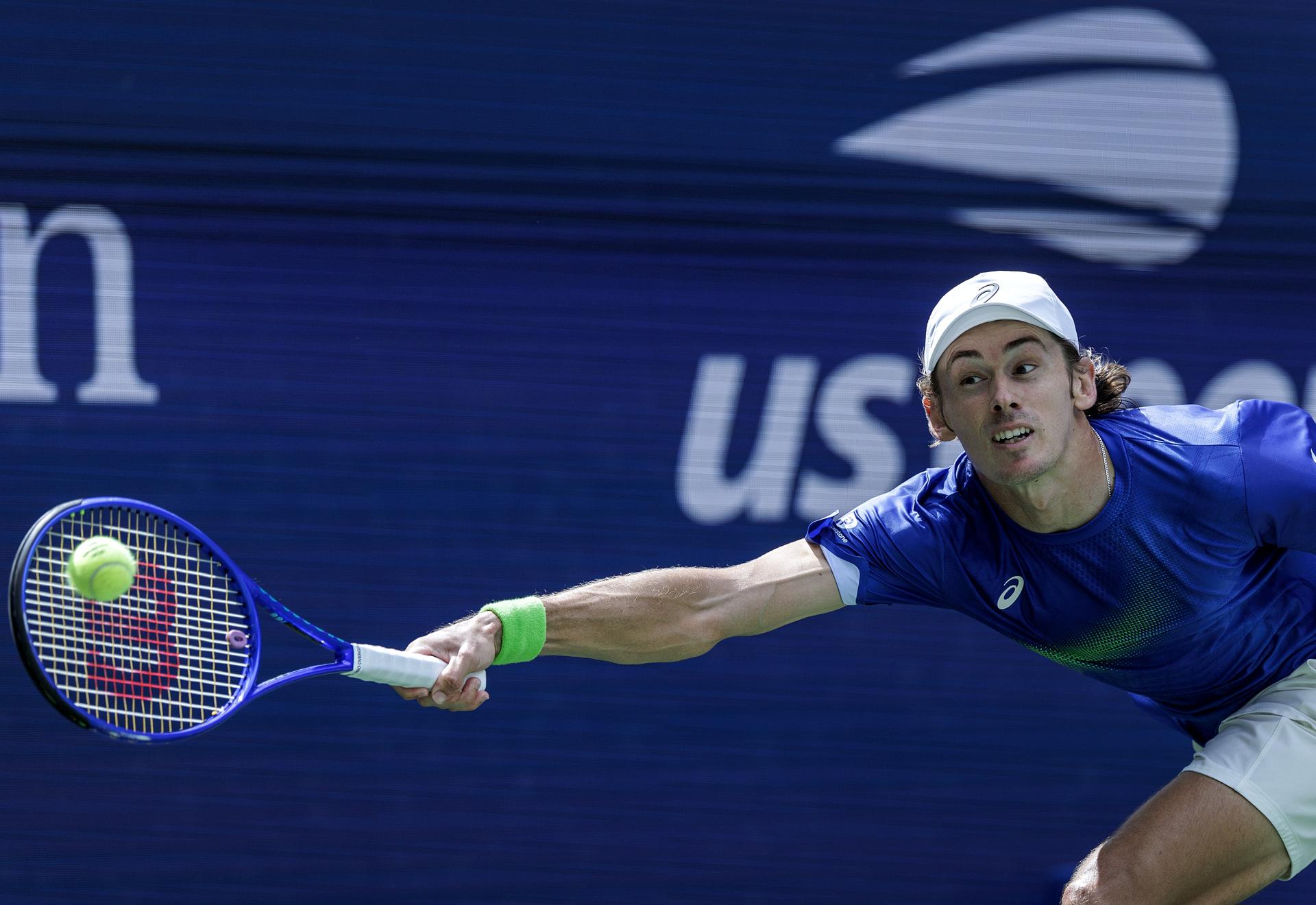 El australiano Alex De Miñaur, de origen uruguayo y español, avanzó estes lunes a los cuartos de final del Abierto de Estados Unidos al derrotar por 6-3, 6-2 y 6-1 al suizo Leandro Riedi. EFE/EPA/CRISTOBAL HERRERA ULASHKEVICH