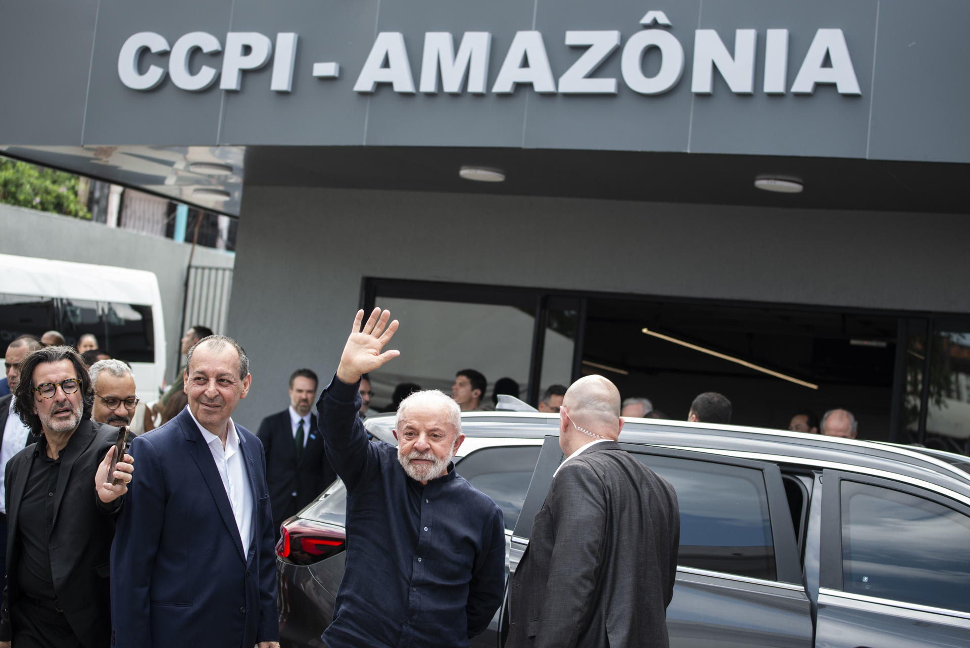El presidente de Brasil, Luiz Inácio Lula da Silva (c), saluda durante su llegada a la inauguración del Centro de Cooperación Policial Internacional de la Amazonía (CCPI Amazônia) este martes, en Manaus (Brasil). EFE/ Raphael Alves
