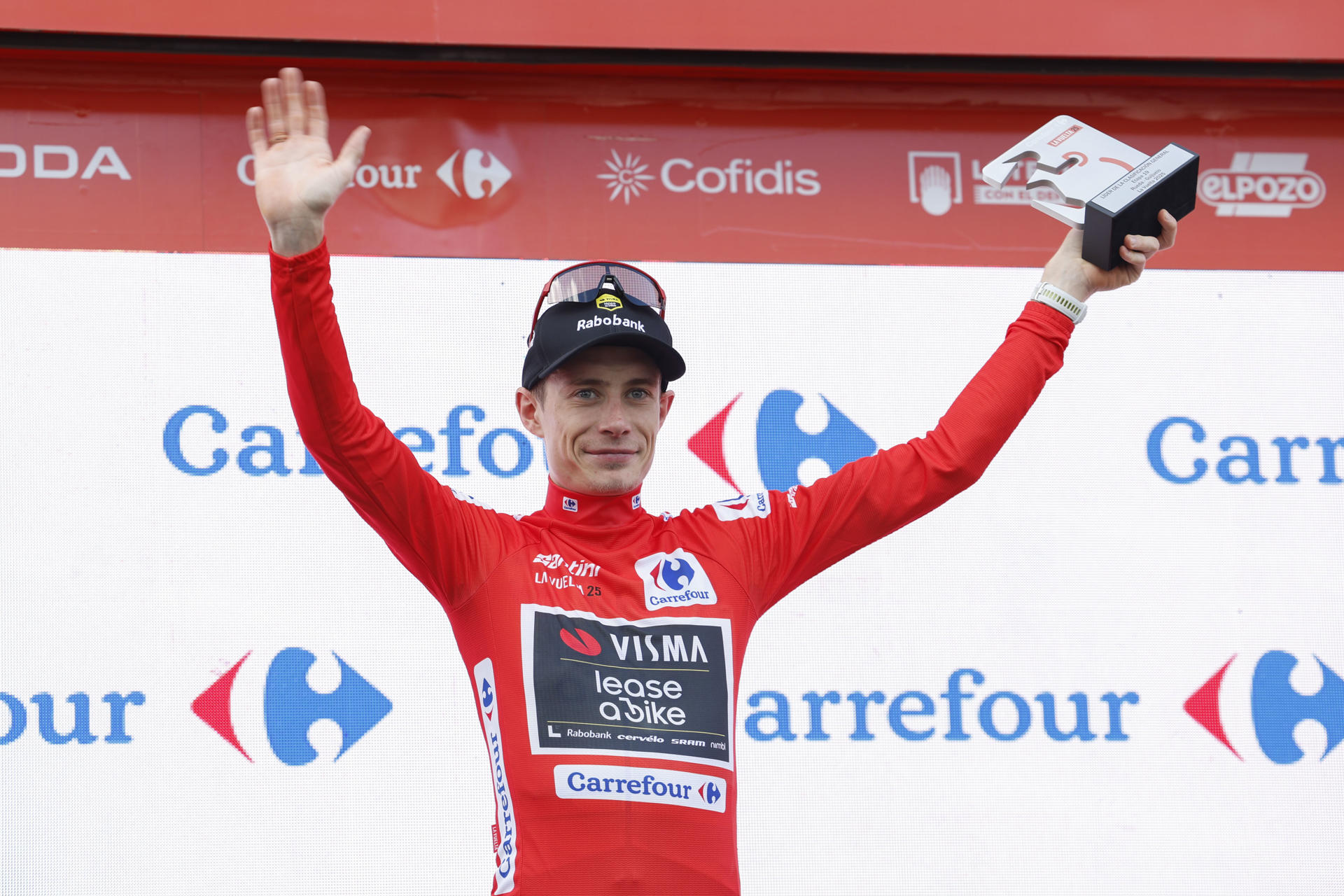 El ciclista danés Jonas Vingegaard, del Team Visma, con el maillot rojo tras la decimonovena etapa de la Vuelta ciclista a España con un recorrido de 161,9 kilómetros llanos entre Rueda, en la provincia de Valladolid, y Guijuelo, en la de Salamanca. EFE/ Javier Lizón