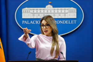 La portavoz del Gobierno de Ecuador, Carolina Jaramillo, al intervenir este lunes, 1 de septiembre, durante una rueda de prensa, en el Palacio de Carondelet, en Quito (Ecuador). EFE/José Jácome