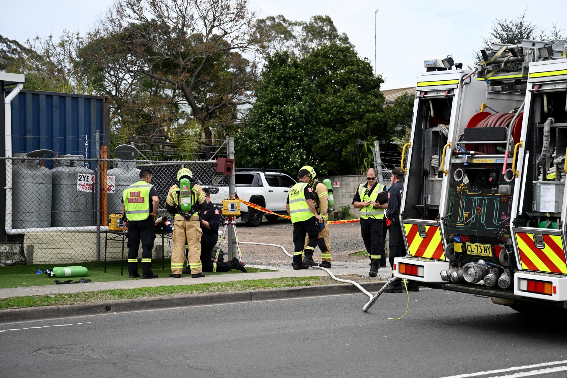 Sídney (Australia), 16/09/2025.- Personal de bomberos y rescate de Nueva Gales del Sur trabaja con aparatos de respiración en la escena de una fuga de gas fatal en un restaurante en Riverstone, Sídney, que dejó una persona muerta y varias heridas. EFE/EPA/DAN HIMBRECHTS AUSTRALIA AND NEW ZEALAND OUT
