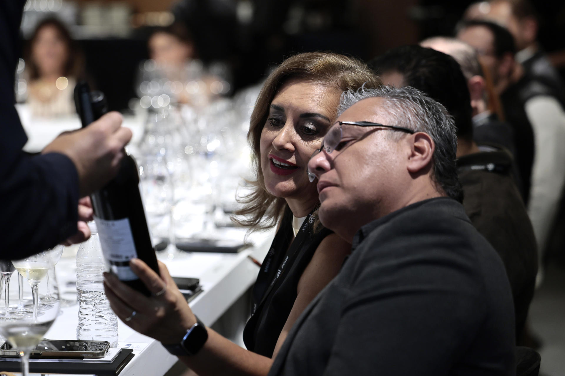 Personas participan en una cata de vinos durante la Basque Wine este martes, en Ciudad de México (México). EFE/ José Méndez