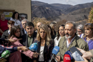 La vicepresidenta segunda y ministra de Trabajo y Economía Social, Yolanda Díaz (i) y el alcalde de Vilamartín de Valdeorras, Enrique Álvarez (d) se dirigen a los medios durante su encuentro con alcaldes y cooperativas afectadas por la ola de incendios de agosto en dicha localidad. EFE/Brais Lorenzo