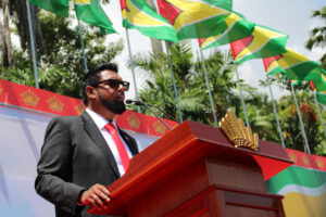 El reelegido presidente de Guyana, Irfaan Ali, al intervenir este domingo, 7 de septiembre, durante la toma de posesión para un segundo mandato, en Georgetown (Guyana). EFE/Nazima Raghubir