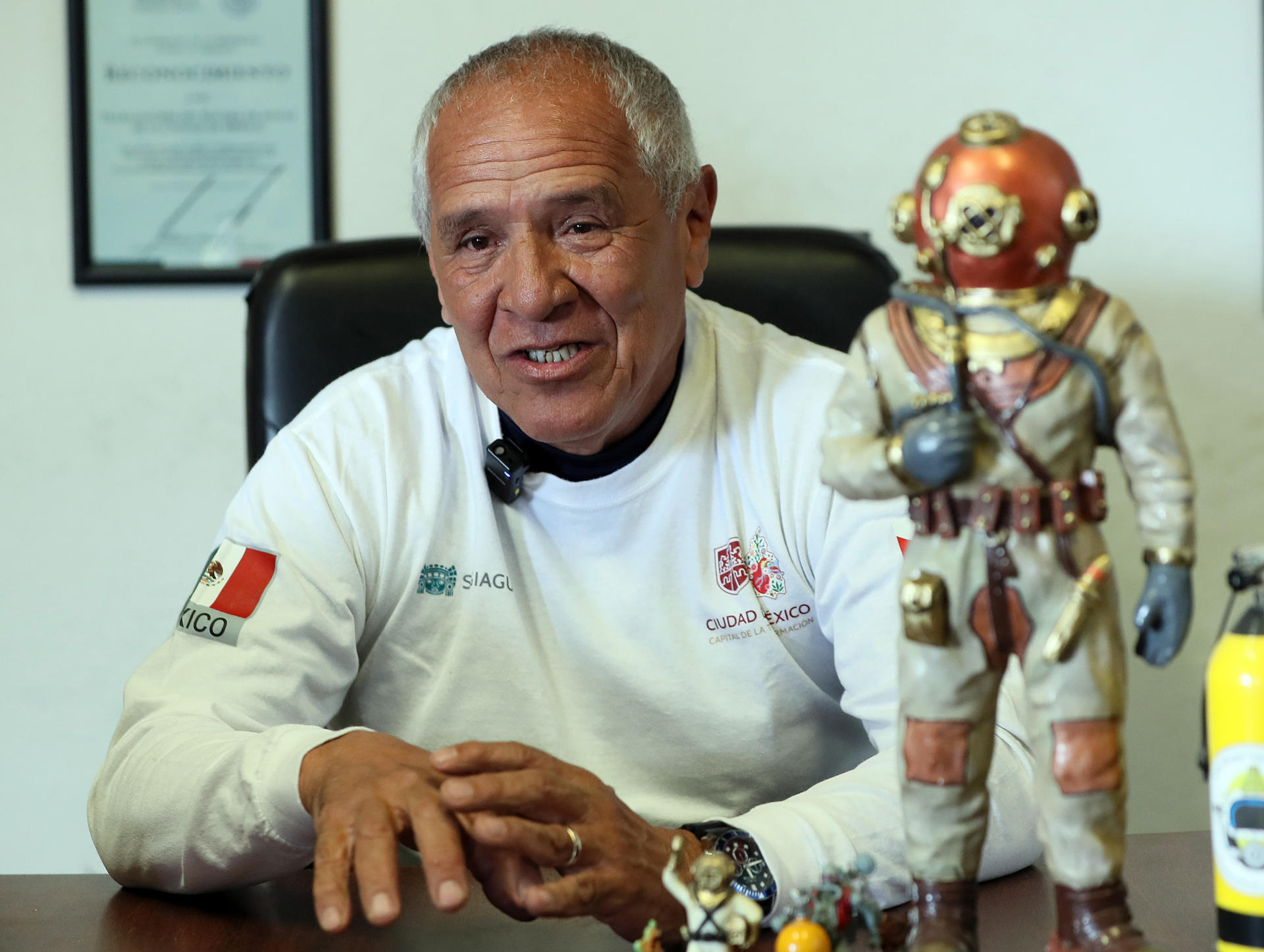 El buzo especializado en aguas negras Julio César Cu, habla durante una entrevista con EFE este sábado, en la Ciudad de México (México). EFE/ Mario Guzmán